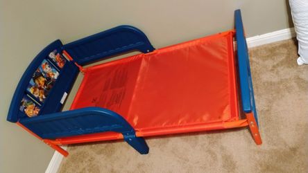 Cama y andador para niño