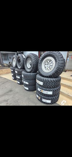 17" KMC w- 35" Toyo MT Open Country