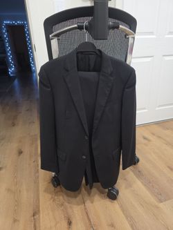 Valentino suit 38 chest. 32 waist
