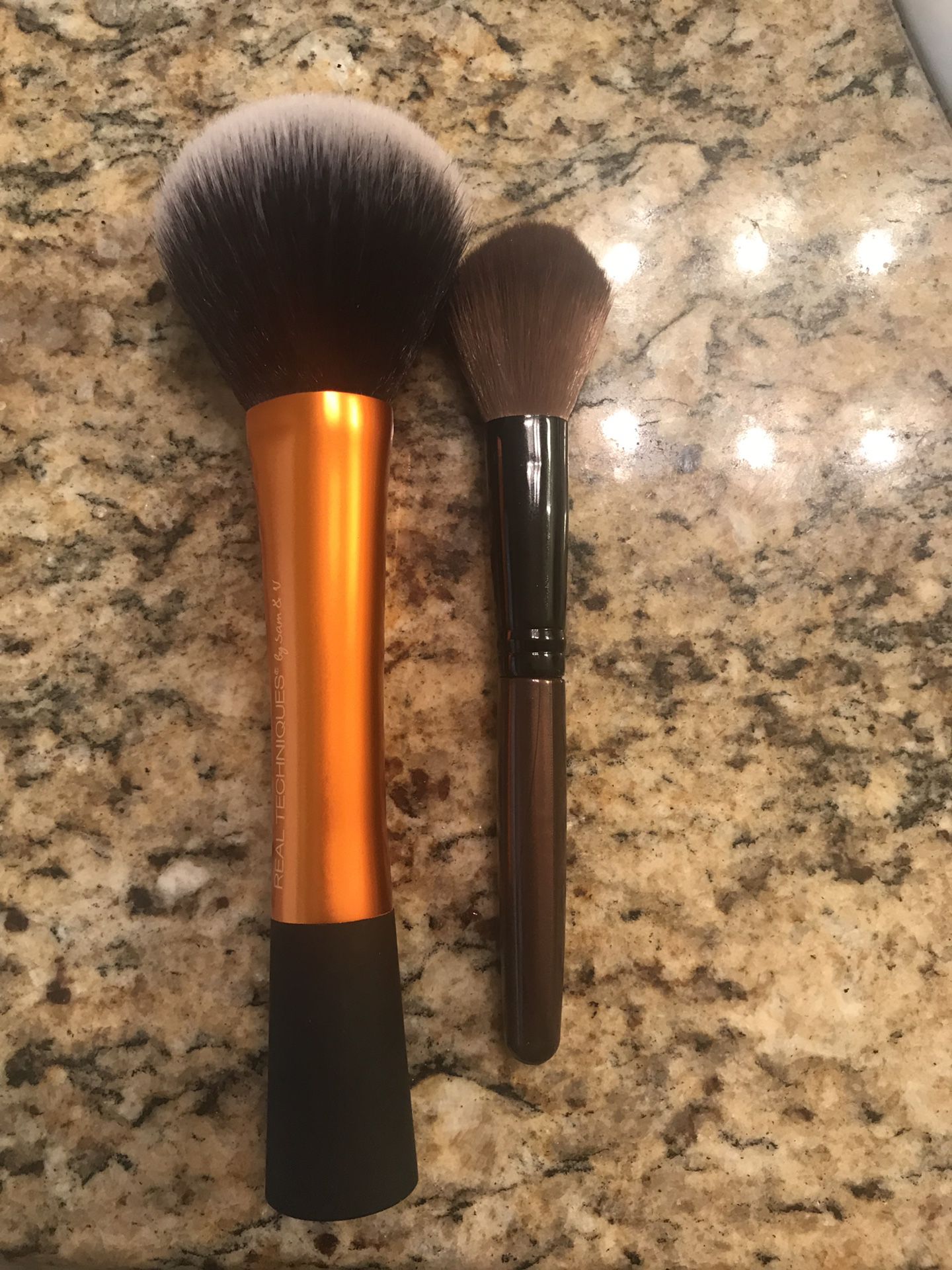 Makeup powder brushes