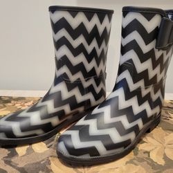 Woman's Opaque And Black Rubber Boots Size 7