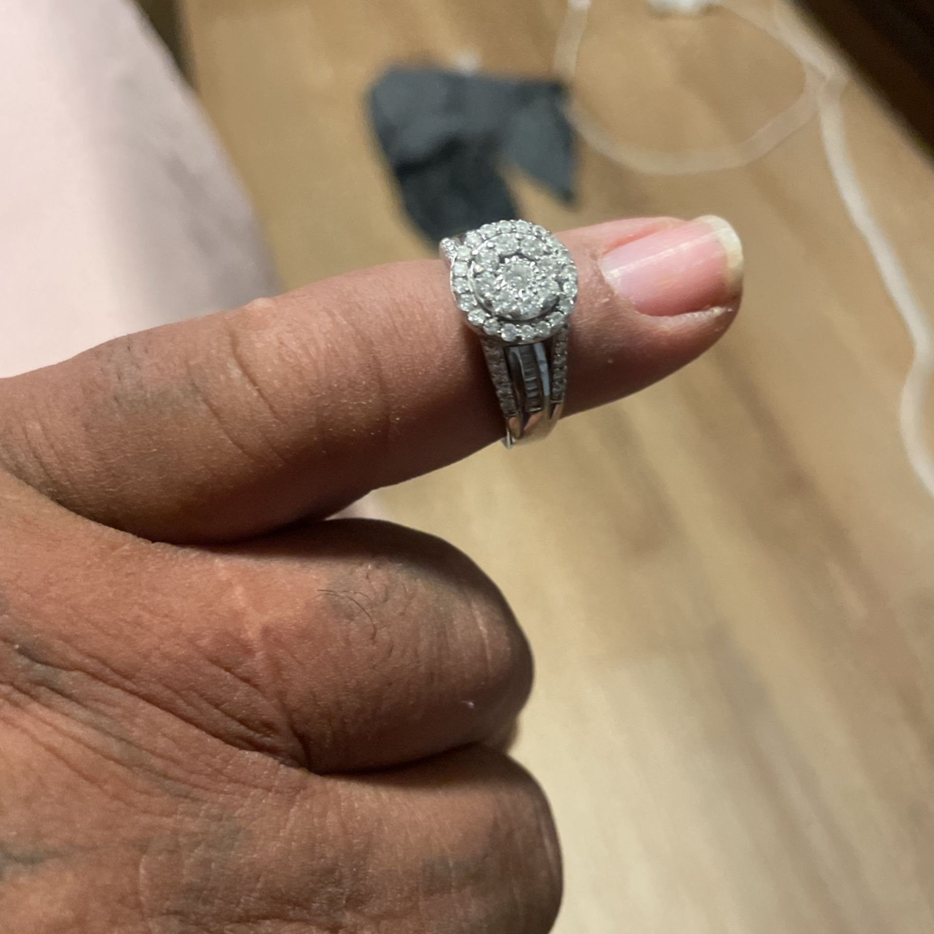 Engagement ring 14 karat gold I believe it’s one and a half carat very nice and beautiful ring