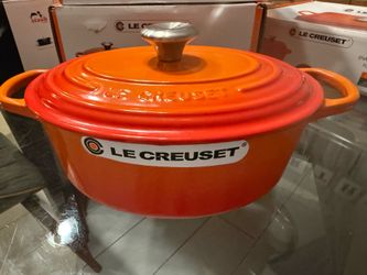 Le Creuset 2.75 qt Signature oval dutch oven