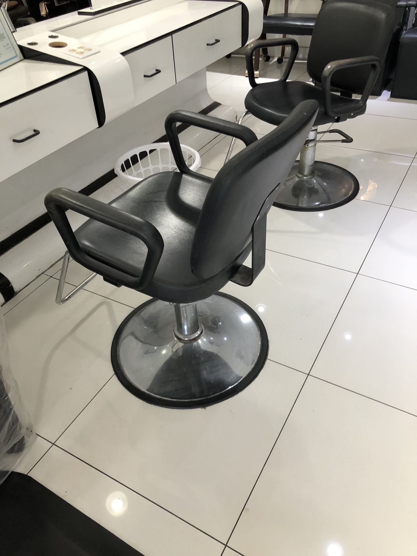 16 Hydraulic Hair Cutting Chairs $40 Ea,Pick Up Only