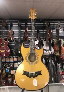 BAJO QUINTO DE DON CORTEZ. B5C EXTREME GOLD-1.(COMES WITH AN EMG PICK-UP). ONE OF A KIND.