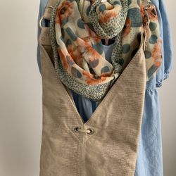 Cristina Leizzarrogue  Crossbody  back 