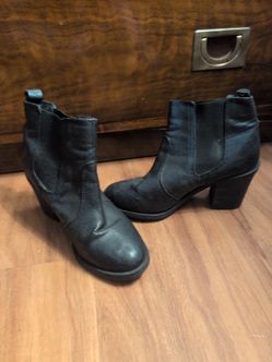 H&M woman's black boots size 5.5