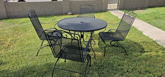 **Beatiful 5-Piece Wrought Iron Patio  Set**