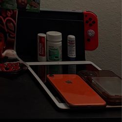2 iPhones 1 Ipad