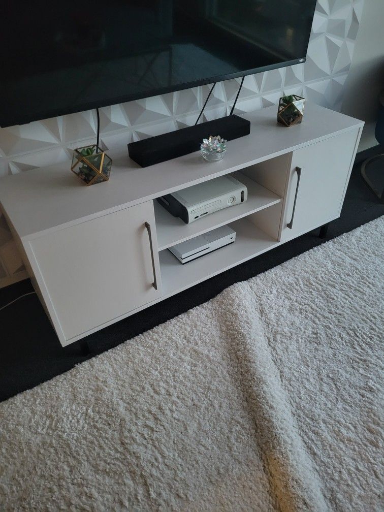 White TV Stand/Table