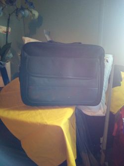 Laptop carrying case