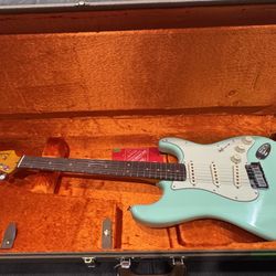   Fender American Ultra Luxe Vintage '60s Stratocaster HSS Rosewood Fingerboard Electric Guitar Sea Foam Green