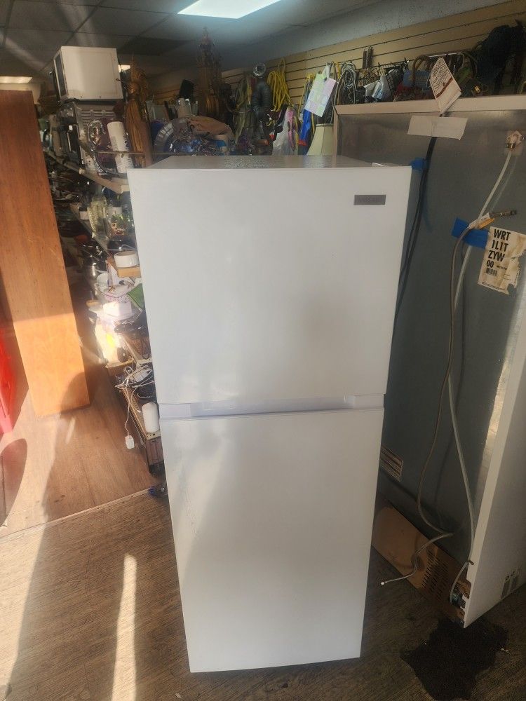 Refrigerator 59x24x24