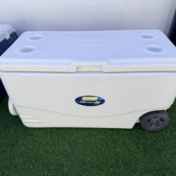ICEBOX COLEMAN 100 QT WHITE < WHEELED