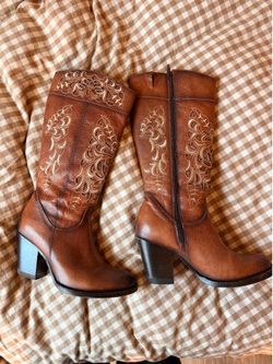 Woman’s leather boots size 6