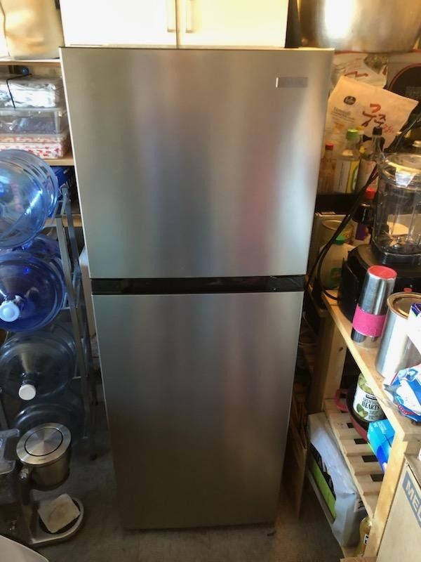 Vissani 10.1 Cubic Ft Refrigerator/Freezer for Sale in Long Beach, CA