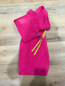Women’s Figs Scrub Set- Shocking pink
