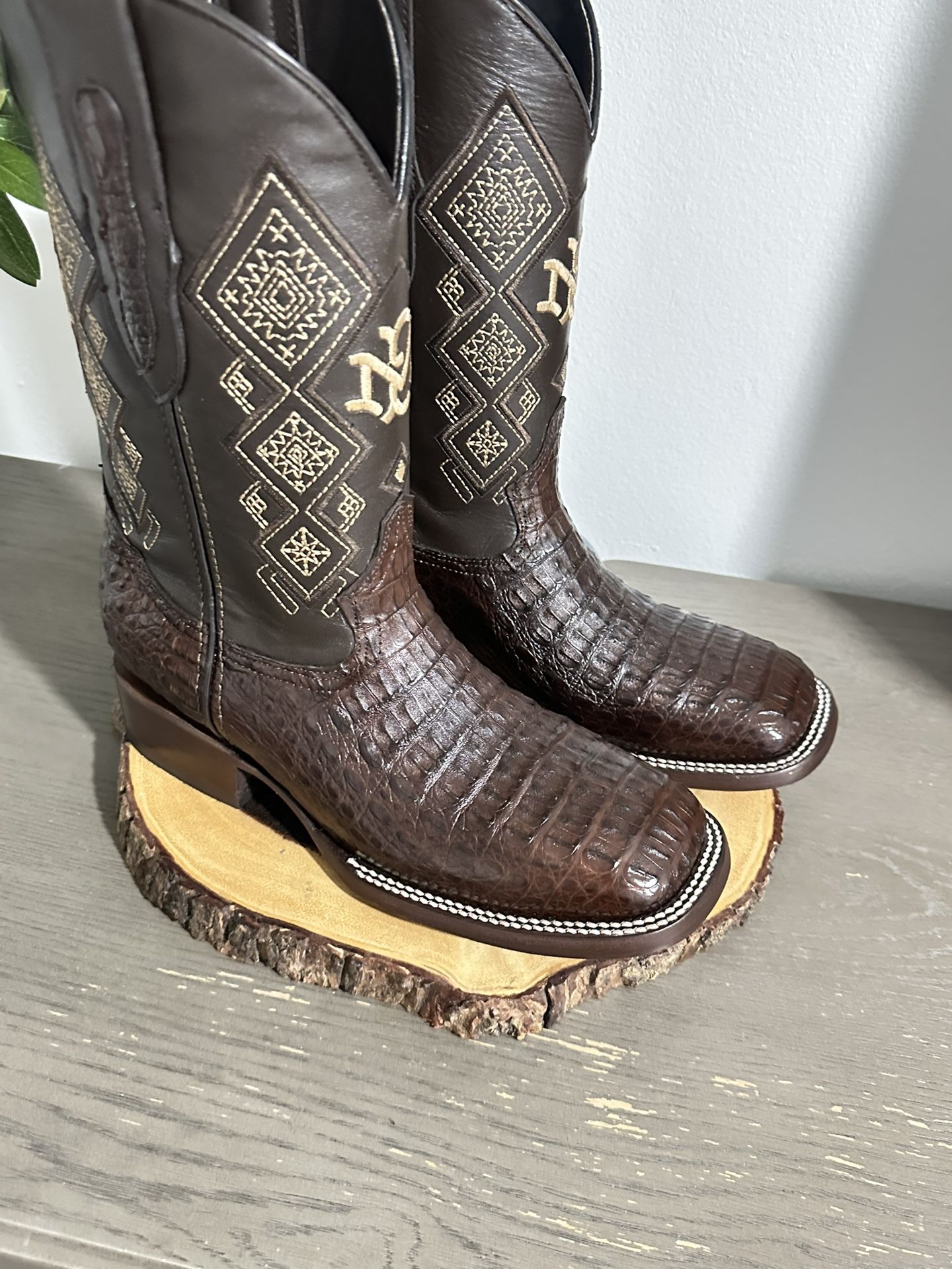 Caiman Boots Size 8.5 Men