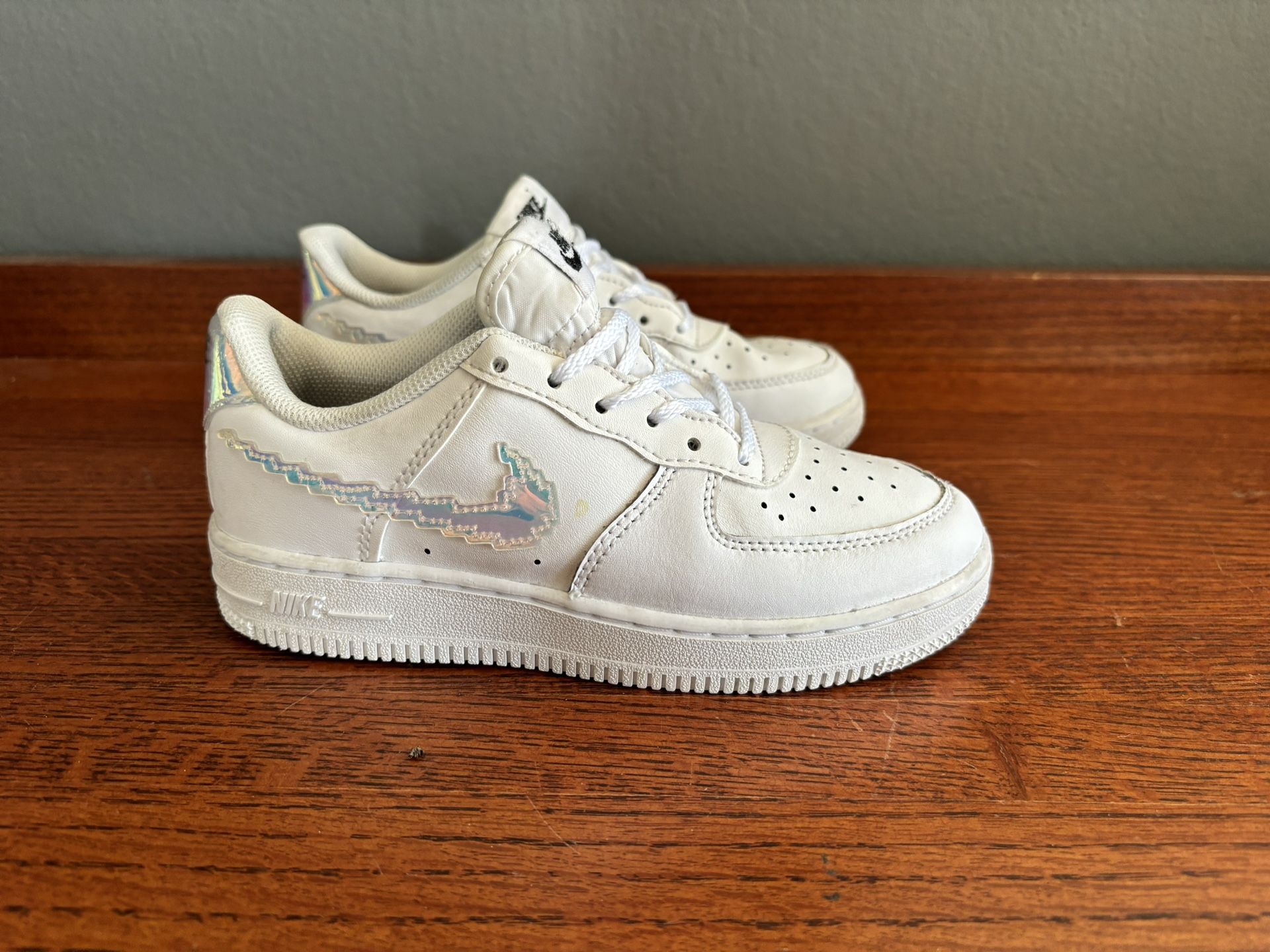 NIKE AIR FORCE 1 LV8 GS 'DIGITAL SWOOSH' (NO BOX) CW1577-100 Youth Size 1.5 Y