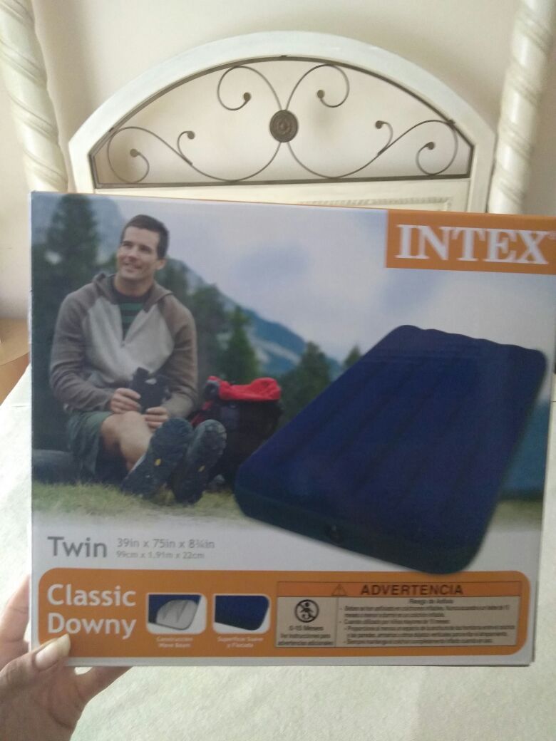 TWIN AIR MATTRESS NEW WITH PUMP