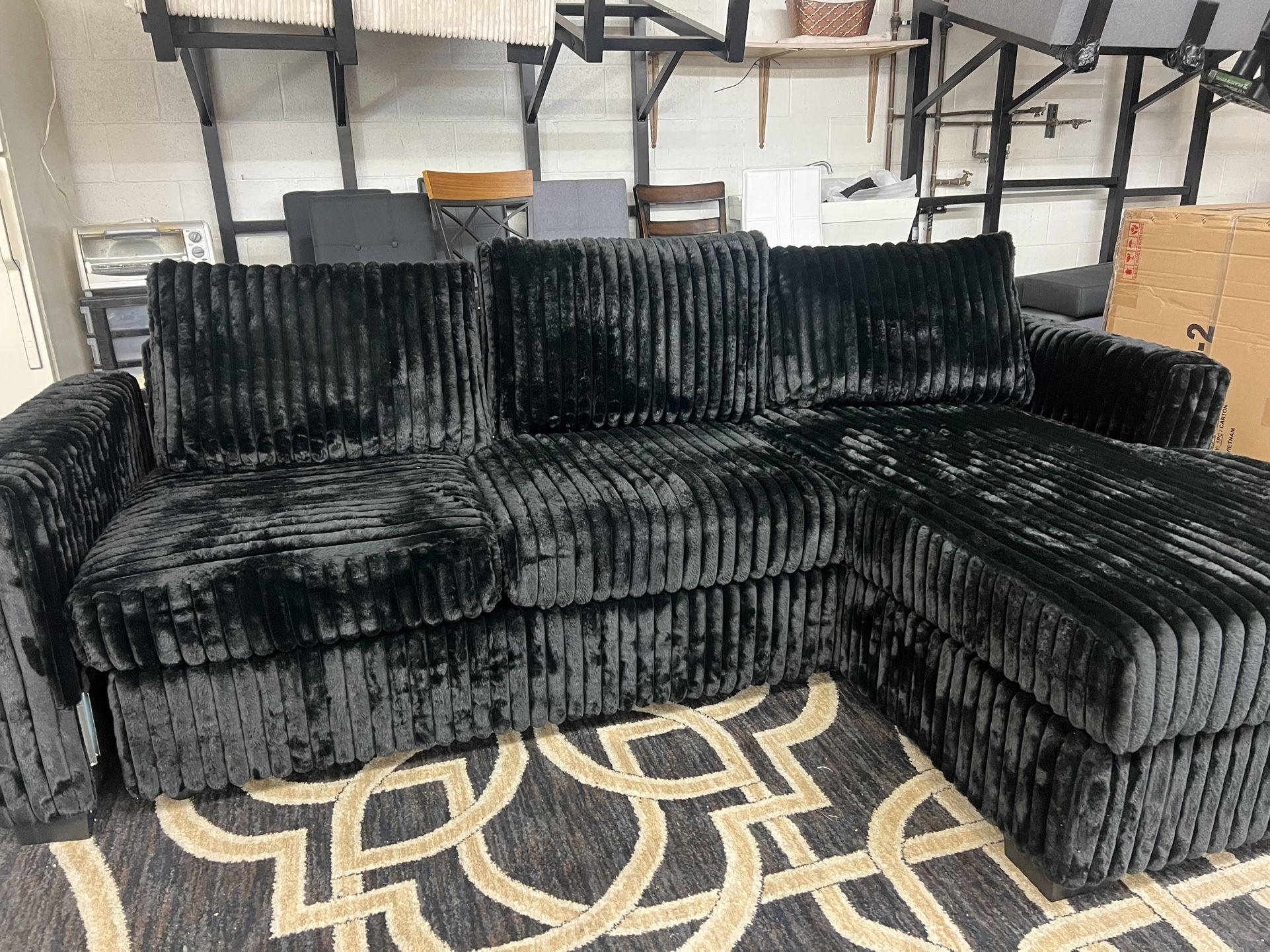 New Sectional Couch with Chaise! Free Delivery 🚚!