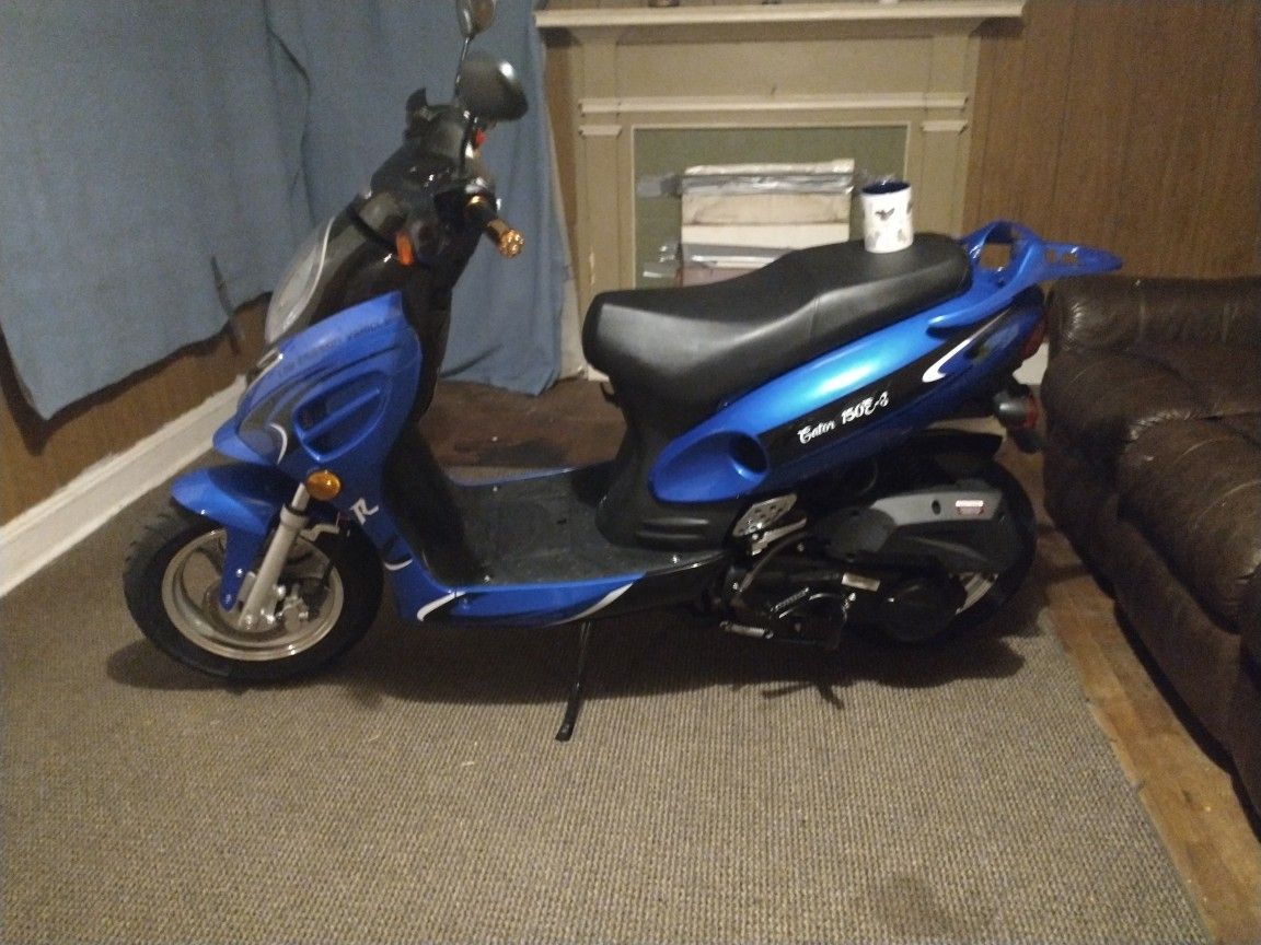 Gator 150cc scooter brand new(have trunk and title