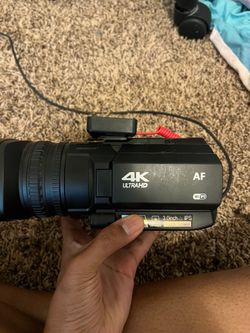 4K Ultra HD Camcorder with RØDE Wireless Microphone