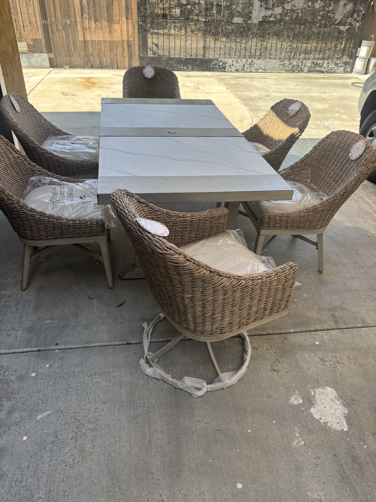 Comedor Para Patio Con 6 Sillas 4 Regulares Y 2 Que Giran Para Los Lados