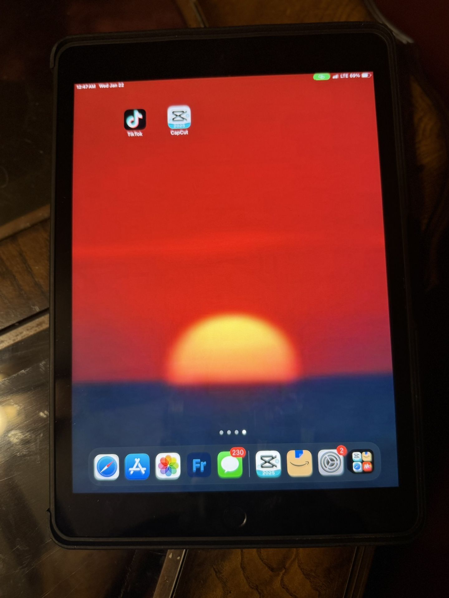 TIKTOK AND CAPCUT iPad 9th Gen + 1st GenPen + Case + Charger