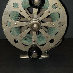 Vintage Pflueger CAPTAIN Fly Fishing Reel - Sporting Good