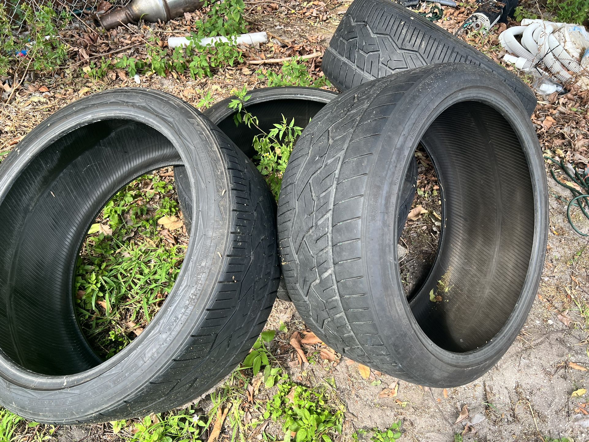 Nitto 420v 305/35/R24