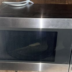 New GE 1.1 Cu. Ft. Countertop Microwave Oven