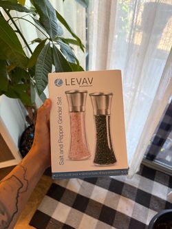 Salt & pepper grinder set