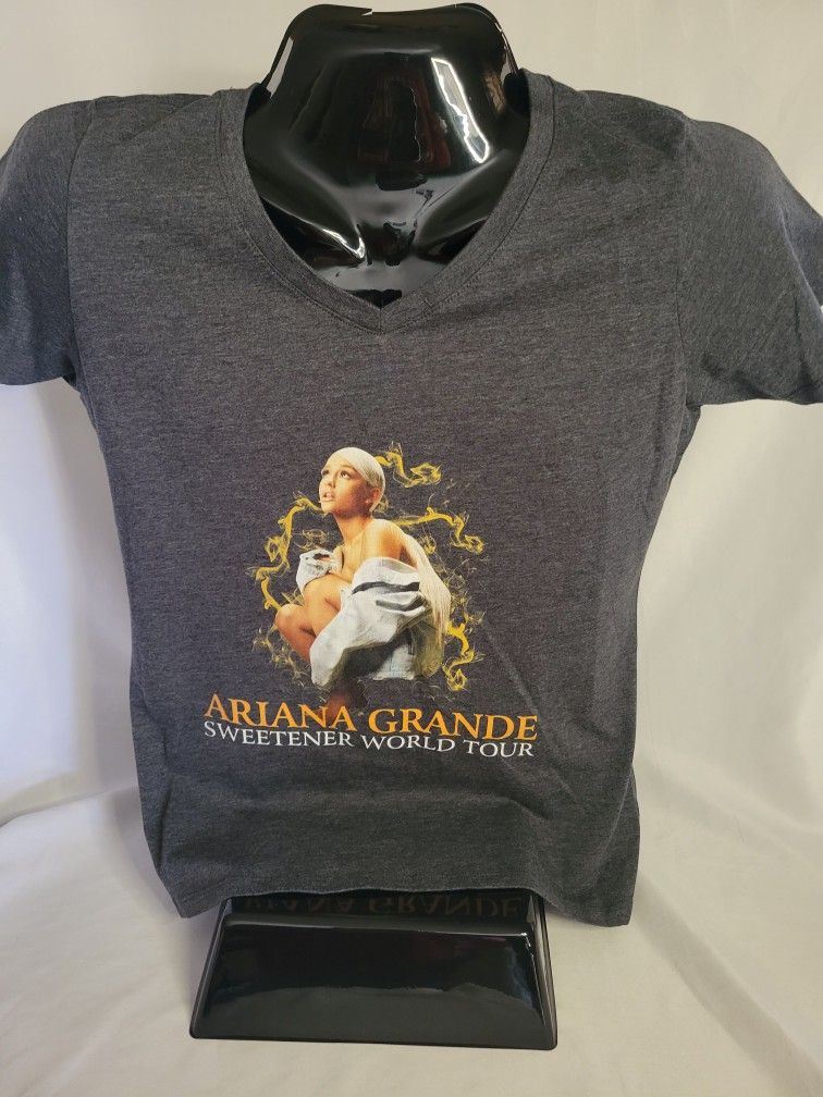 Ariana Grande 2019 Sweetner World Tour T-shirt.  (L)