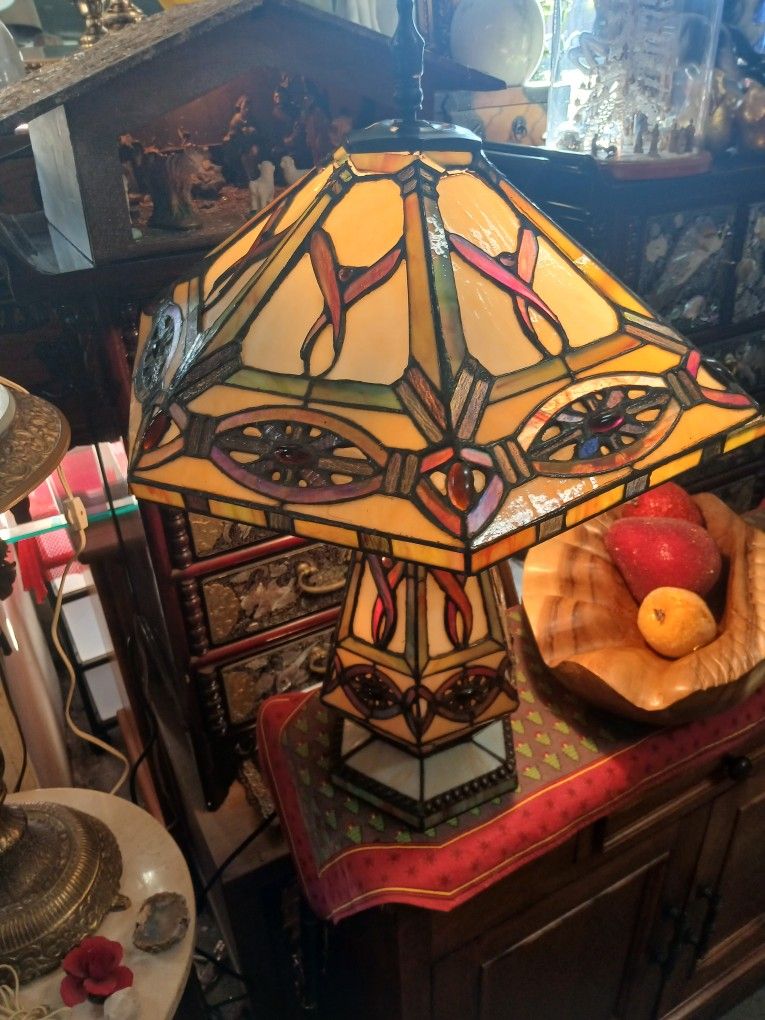 Tiffany-style table lamp Damage