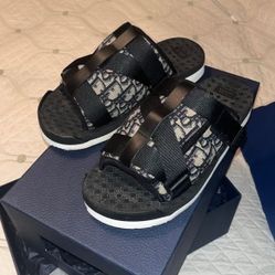 if u have dior slides i wanna buy