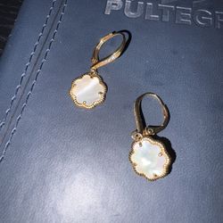 Vintage Alhambra earrings 18K yellow gold, Mother-of-pearl  