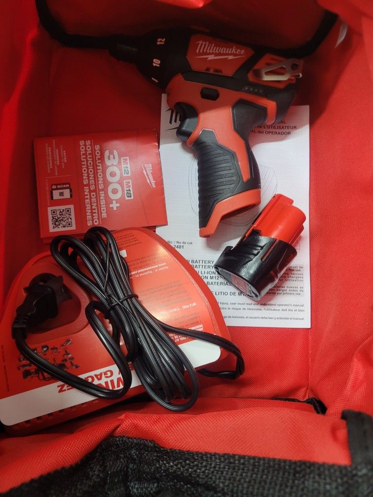 New MILWAUKEE M12 DRILL/DRIVER BATTERY AND CHARGER