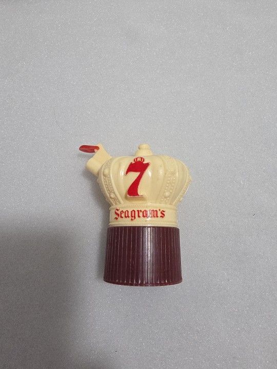 Vintage Seagram’s 7 Crown Whiskey Bottle Pour Spout Plastic Barware Promo (UA)