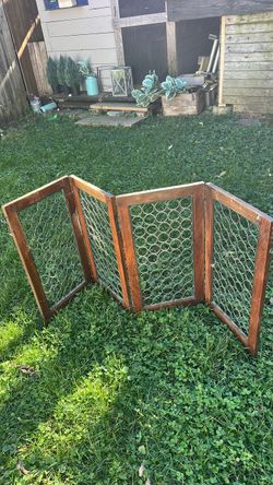 Wooden Folding Pet Gate with Wire Mesh