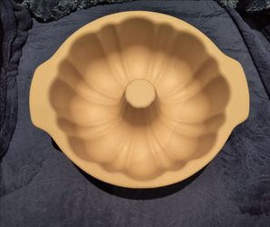 Pampered Chef stoneware fluted Bundt cake pan, #1440. Pre-owned