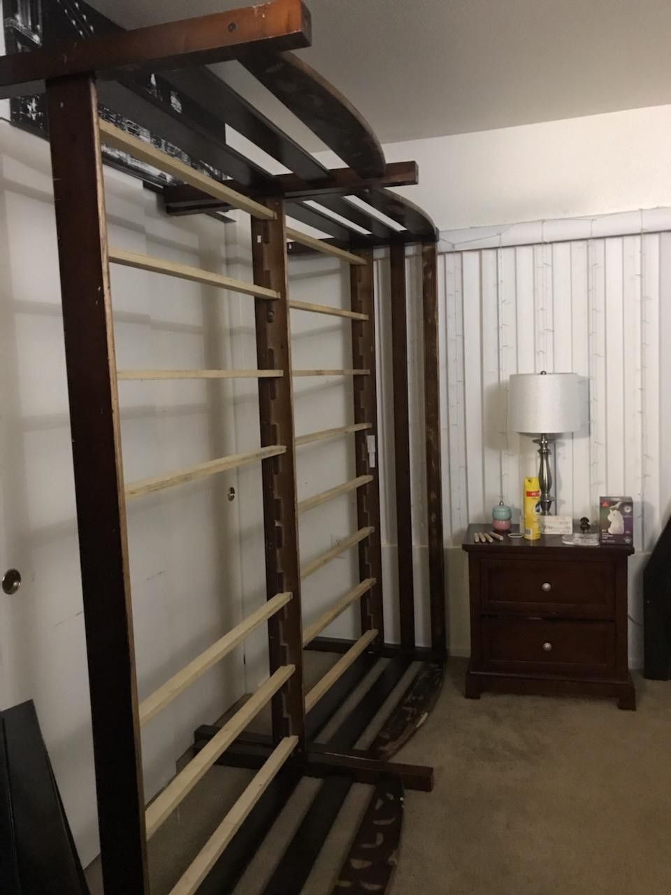 Twin bunk bed