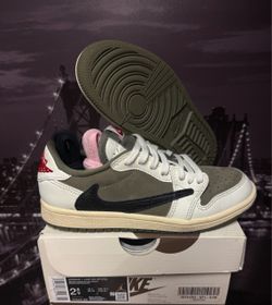 Travis Scott Olive low size 2.5Y