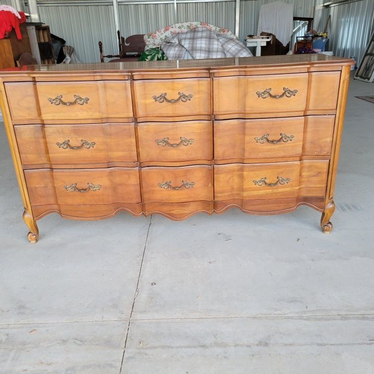 Beautiful Solid Wood 9 Drawer Dresser With Hanging Mirror 