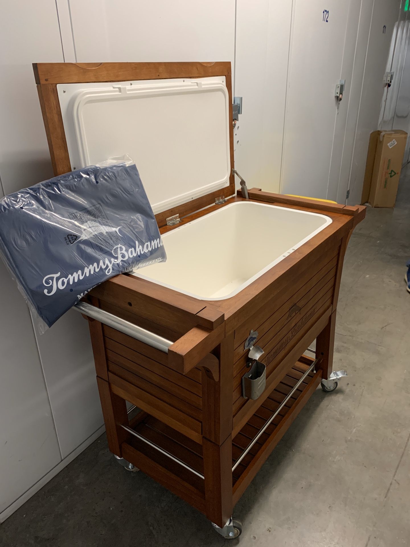 Tommy Bahama Ice Chest on wheels. for Sale in Los Angeles, CA OfferUp