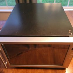 Frigidaire 8 Bottle Wine Cooler FWC084HM