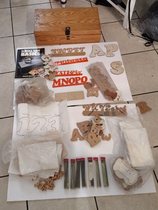 Scroll Saw Acessories Set of Patterns, Book, Blades, and Case