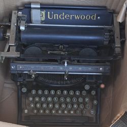 1926 VINTAGE  UNDERWOOD TYPEWRITER