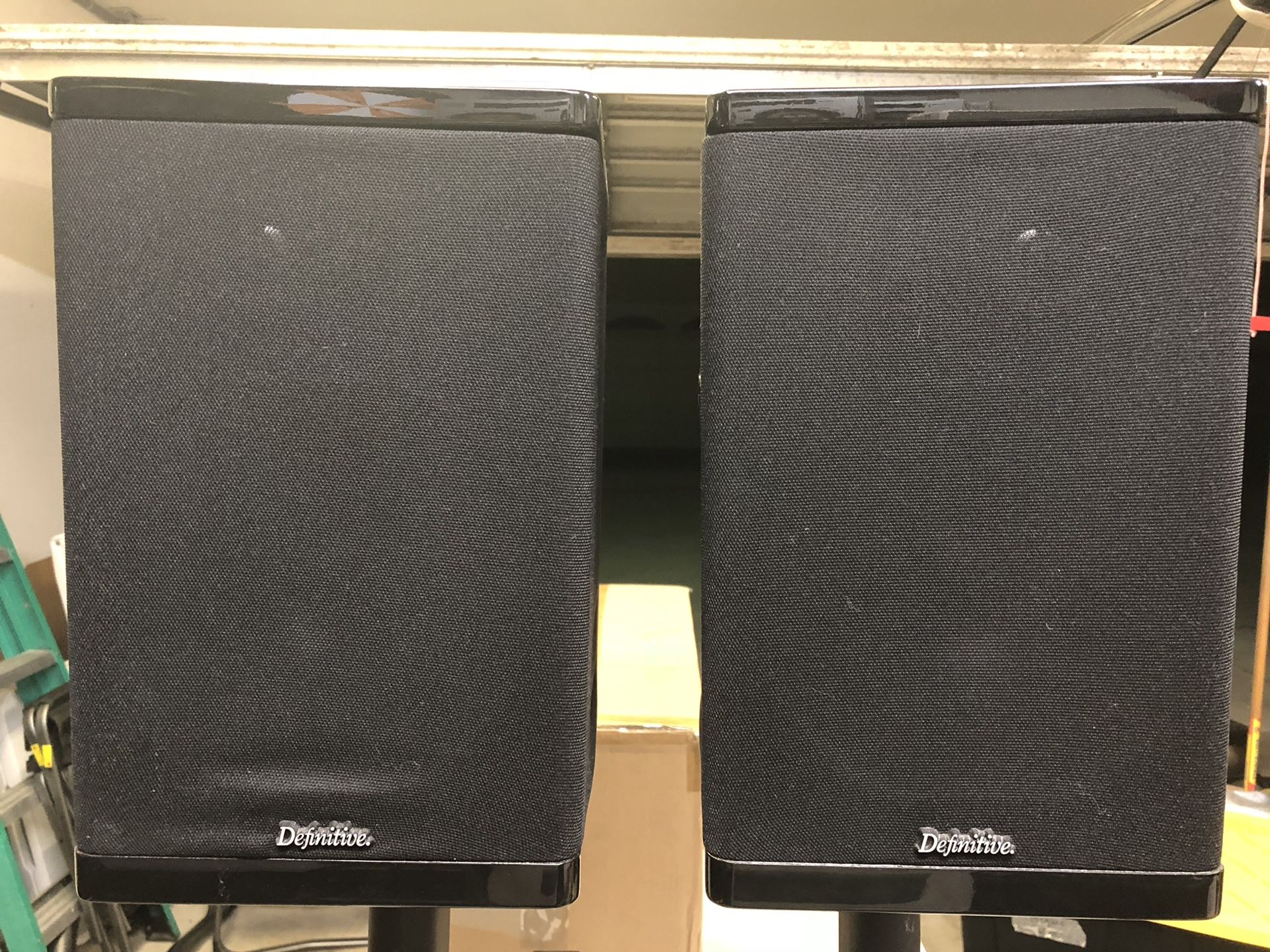 Definitive Technology - StudioMonitor 450 Bookshelf Speakers (Pair & Stand)