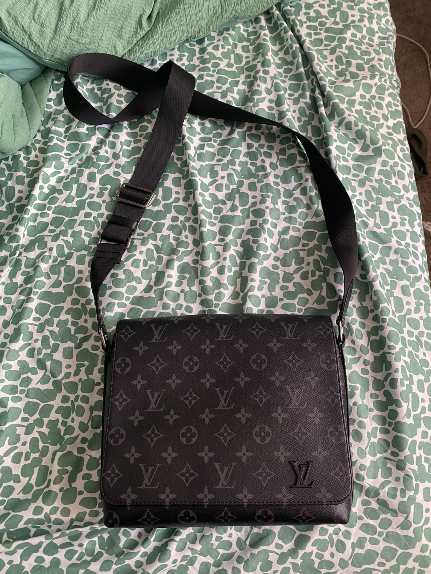 Louis Vuitton Hudson Gm Bag for Sale in No Huntingdon, PA - OfferUp